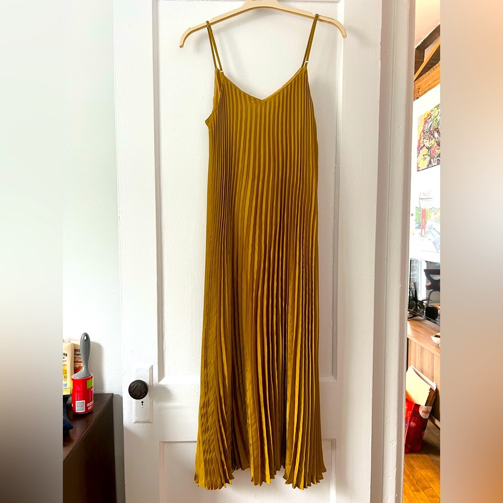 Gold pleated Banana Republic satin midi dress. Size medium.